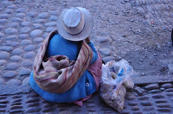 Vendedora descansa um pouco durante festa em Pisac, no Valle Sagrado, nas proximidades de Cusco, no Peru